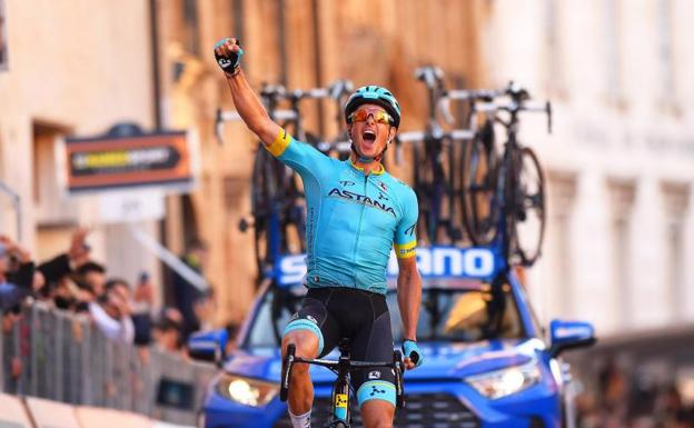 Jakob Fuglsang celebra su victoria. 