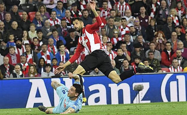 Momento del disparo y en el que Kodro marca el segundo del Athletic. 