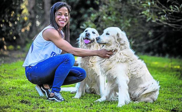 Naiomi, con Brooklyn y London, en el jardín de su casa de Plentzia. 