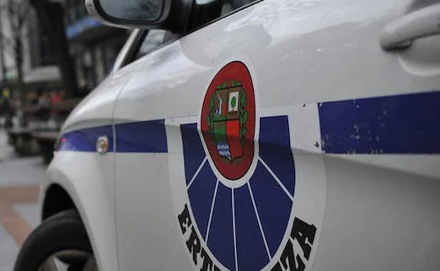 Detenido un menor en Bilbao tras romper la puerta de una tienda de golosinas y robar en su interior 