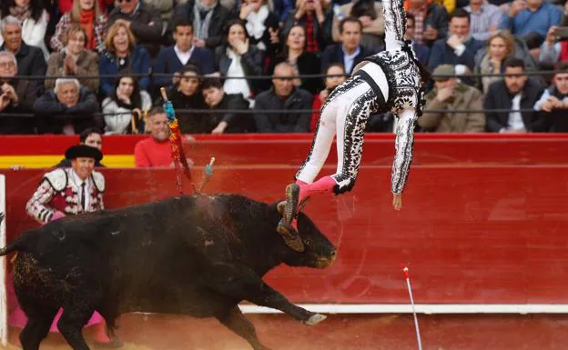 Ponce se dobló la rodilla tras ser zarandeado por el toro. 