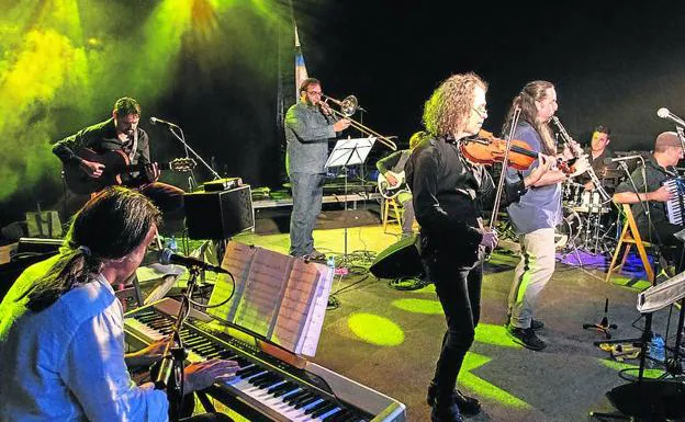 Un momento de la actuación del grupo ganador del año pasado, 'Kabhala band'. 