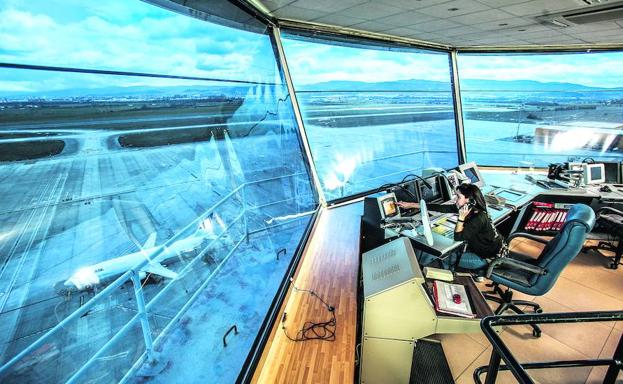 Panorámica de la plataforma y, al fondo, la pista desde la torre de control del aeropuerto de Vitoria. 