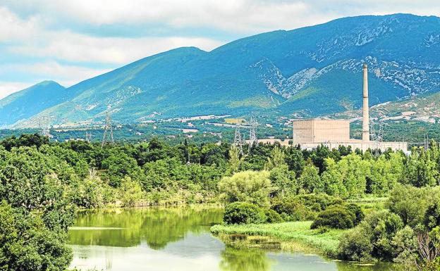 La central de Garoña sigue en pie, a orillas de l río Ebro, en el Valle de Tobalina (Burgos).