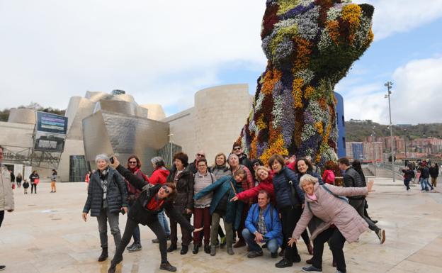 Varios turistas se hacen una foto en las inmediaciones del Guggenheim.