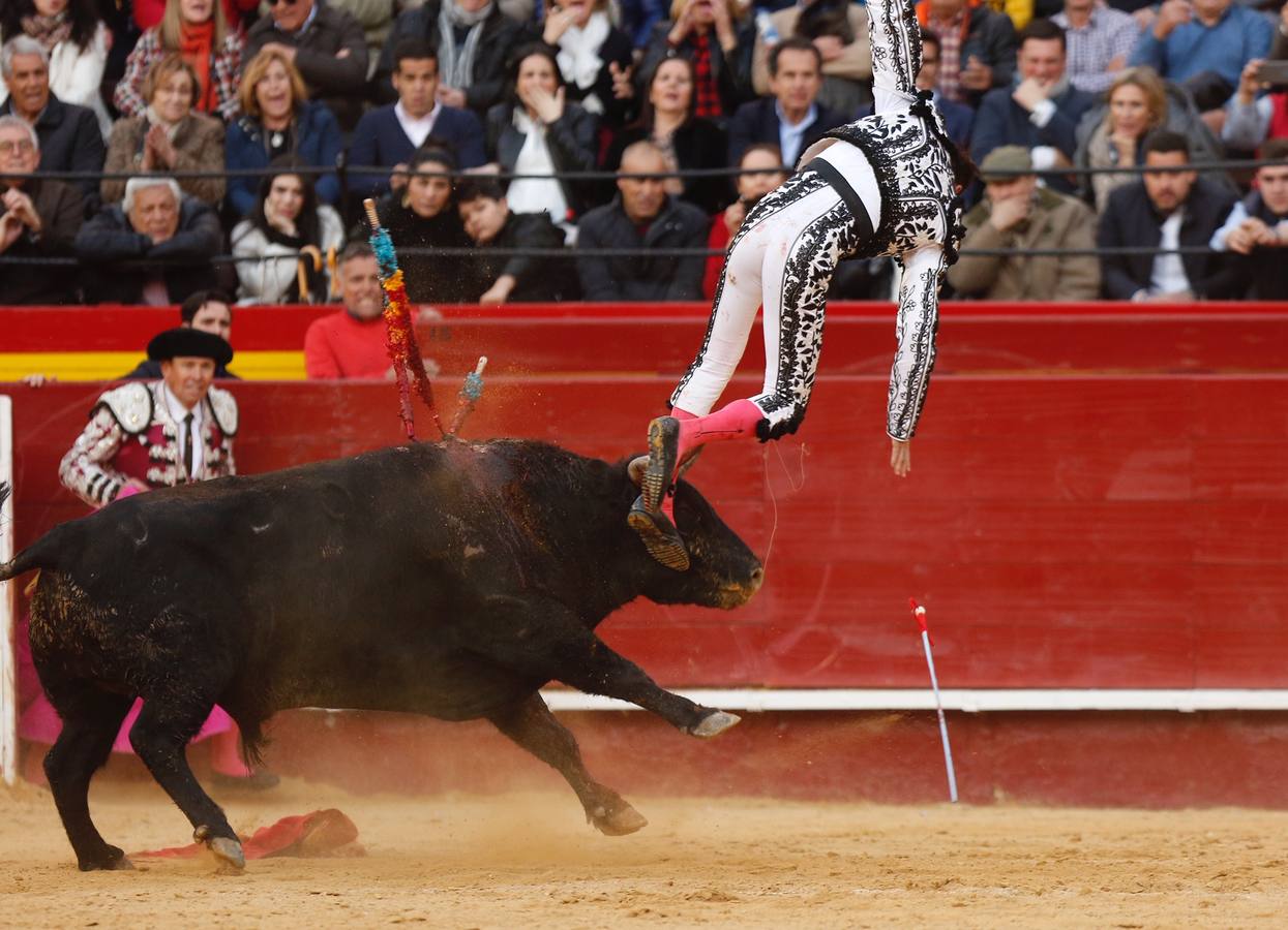 Fotos: Así ha sido la cogida de Enrique Ponce en Valencia