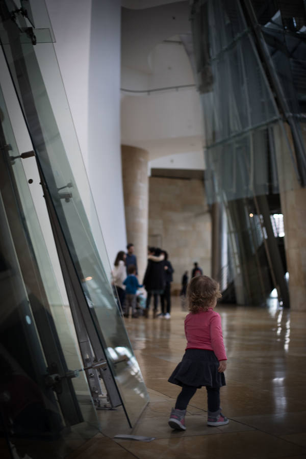 Fotos: Los turistas visitan el Guggenheim y el Bellas Artes en un día pasado por agua