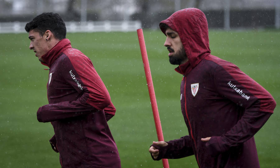 Fotos: Entrenamiento muy físico para la plantilla del Athletic en Lezama