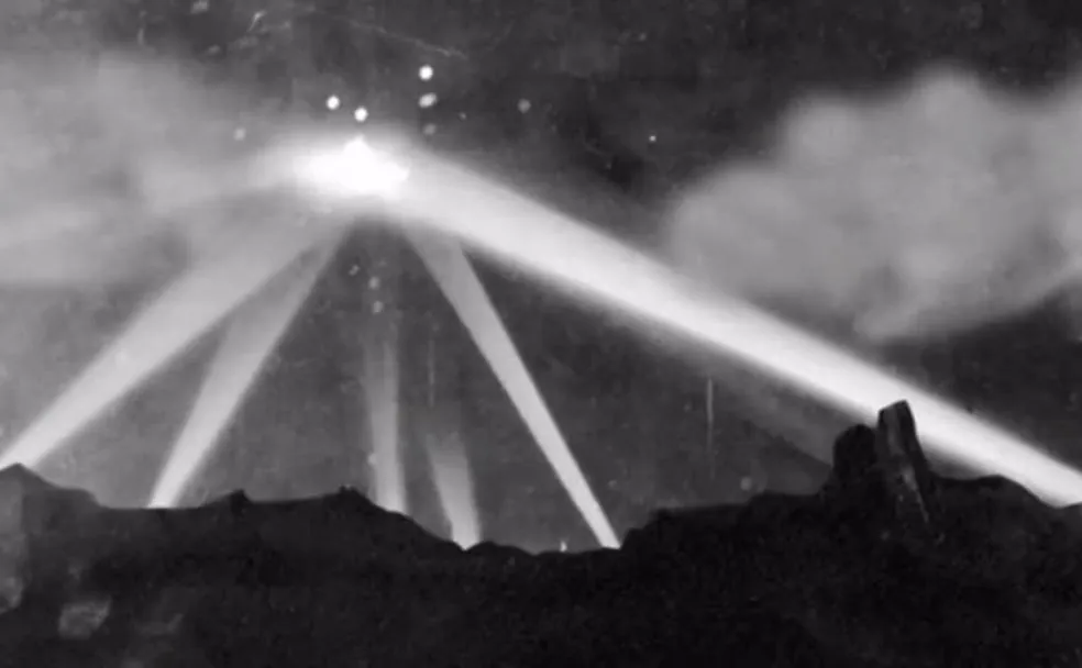 Uno de los objetos que sobrevolaron Los Ángeles el 25 de febrero de 1942, iluminado por los reflectores y entre detonaciones de proyectiles. 