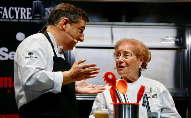 Joan Roca, chef del Celler de Can Roca, junto a su madre, en Madrid Fusión.