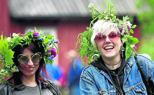Dos mujeres celebran el solsticio de verano en Helsinki. 