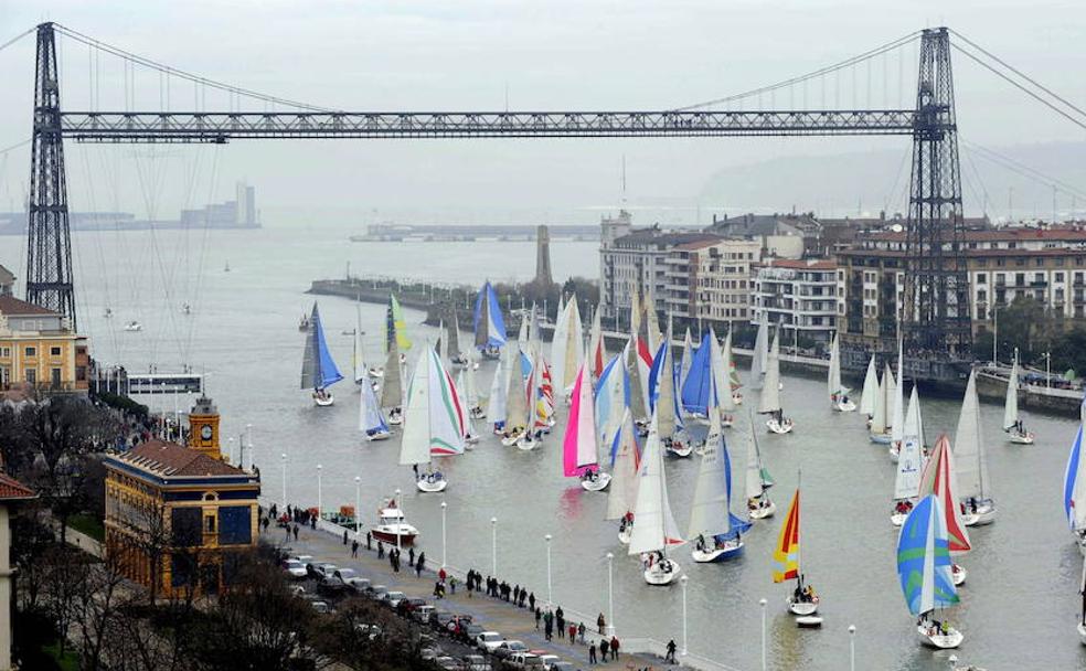 Decenas de veleros surcan la ría de Bilbao bajo el Puente Colgante.