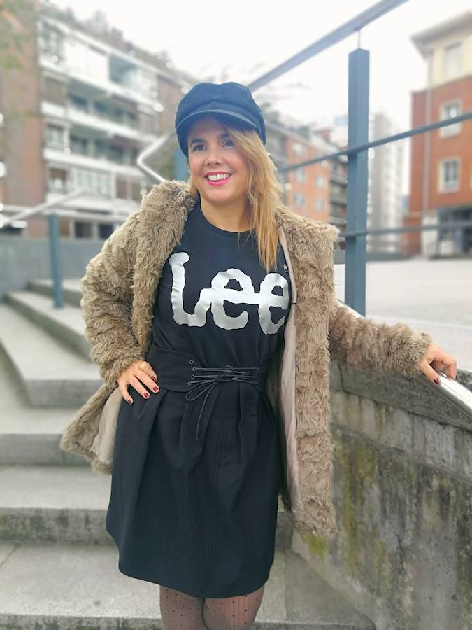 Sudadera con falda y medias de lunares para el día y la noche.