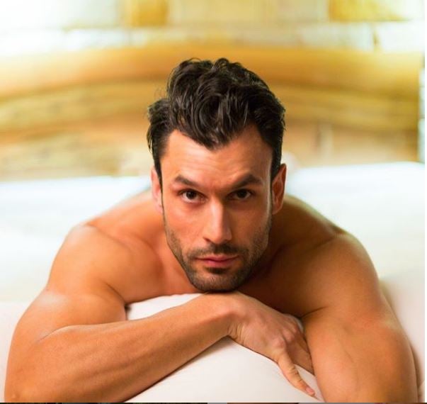 El cántabro reconoce que es fiel a un «estilo cómodo» para jugar con sus tres hijos, que le apoyan en su inmersión en la moda