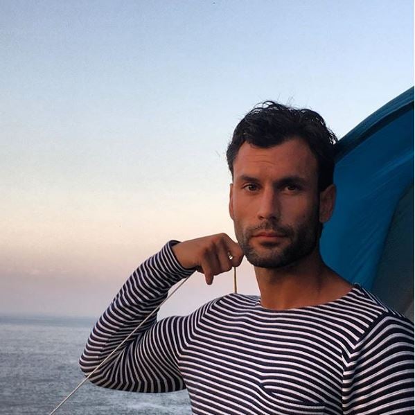 El cántabro reconoce que es fiel a un «estilo cómodo» para jugar con sus tres hijos, que le apoyan en su inmersión en la moda