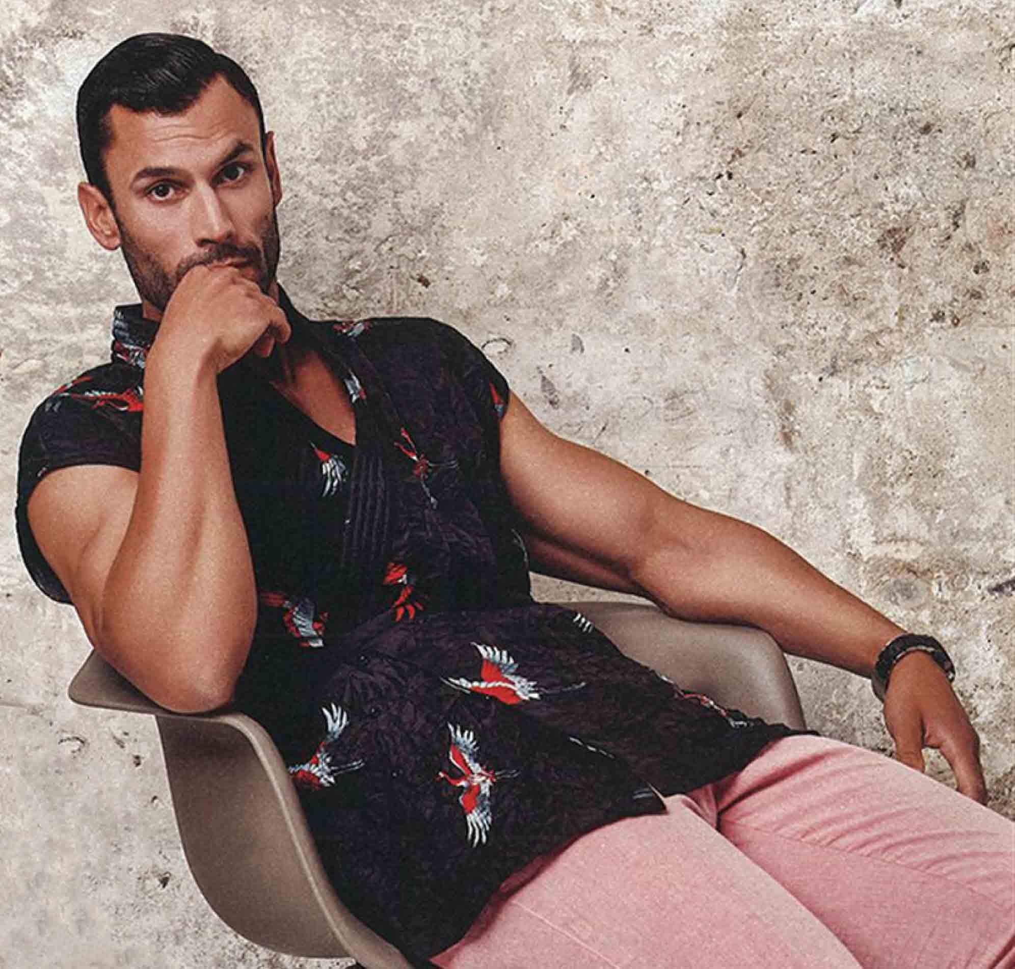 El cántabro reconoce que es fiel a un «estilo cómodo» para jugar con sus tres hijos, que le apoyan en su inmersión en la moda