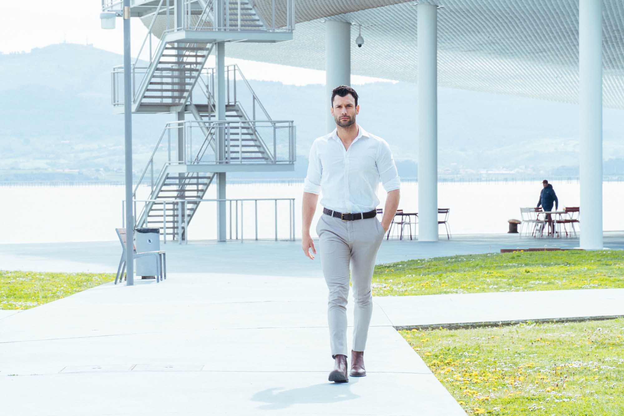 El cántabro reconoce que es fiel a un «estilo cómodo» para jugar con sus tres hijos, que le apoyan en su inmersión en la moda