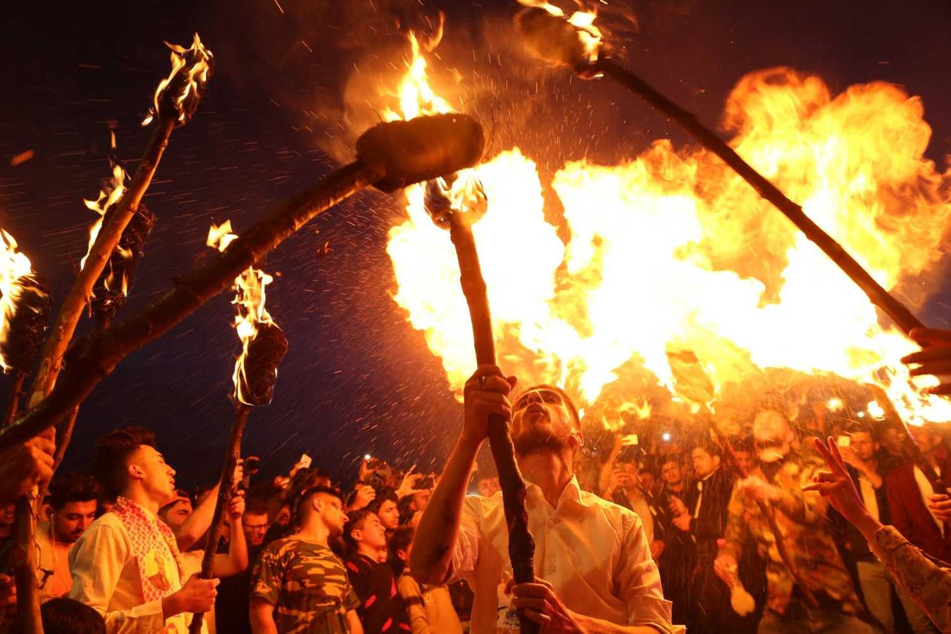 Kurdos realizan una danza de antorchas durante la celebración de Nouruz, en Aqrah, región del Kurdistán, al norte de Irak. El año nuevo persa Nouruz se ha celebrado durante más de 3000 años y es el más reverenciado en el mundo persa, que incluye regiones de Irán, Afganistán, Azerbaiyán, Turquía, el occidente de China y el norte de Irak