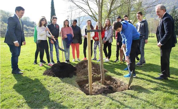 Los escolares del IES Ibaizabal y la ikastola Abusu participaron en la plantación.