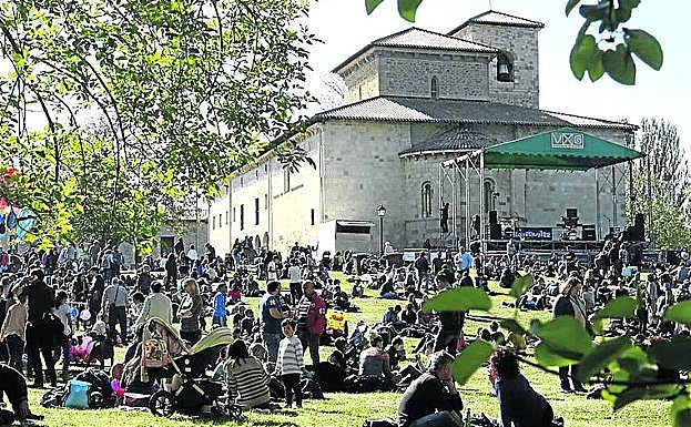 Miles de alaveses las campas de Armentia.