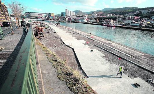 Las obras en la margen derecha del canal de Deusto abrirán un paseo de ribera en los muelles entre Elorrieta y el puente de Frank Gehry. 