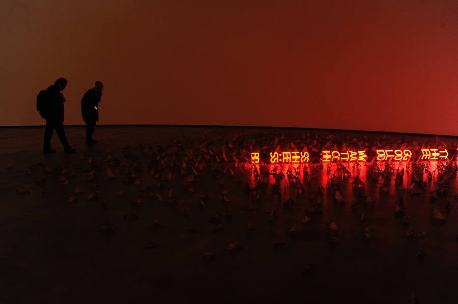 Ocho textos elegidos por la artista Jenny Holzer se proyectarán de noche sobre el edificio de la pinacoteca bilbaína