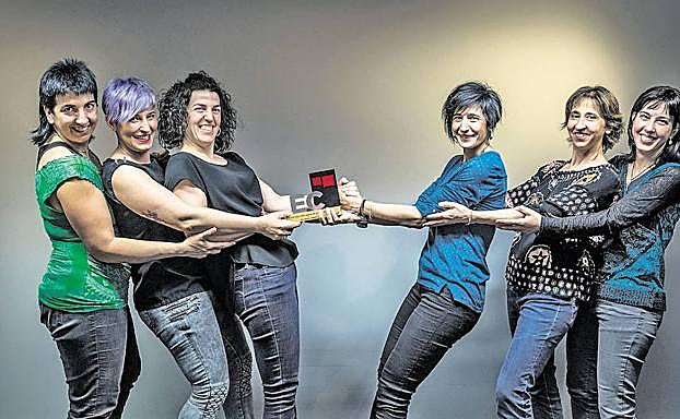 Las tiradoras posan orgullosas con sus reconocimentos.