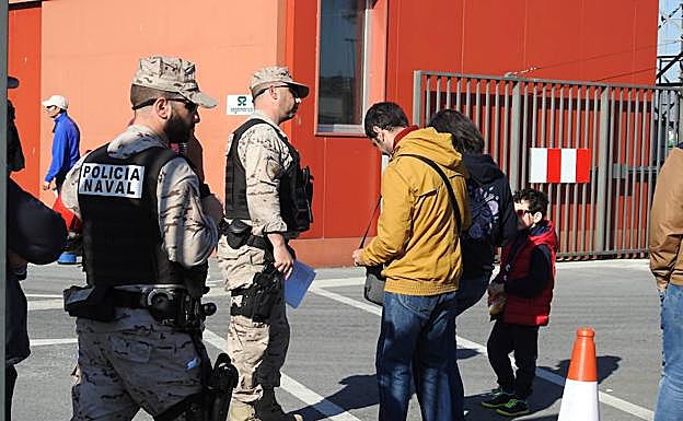 La Policía Naval controla el acceso.