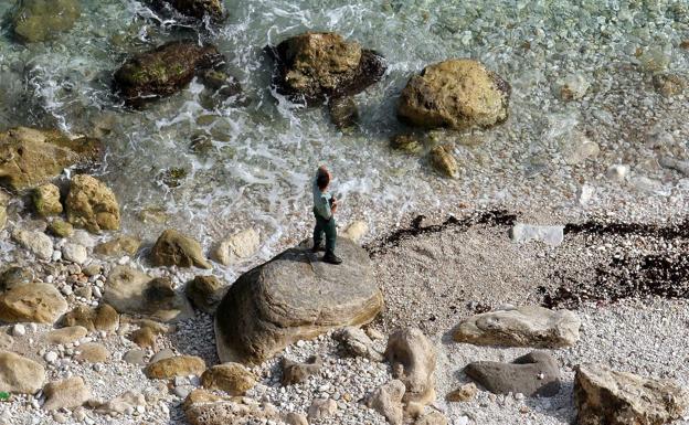 Un guardia civil vigila en una playa de Melilla.