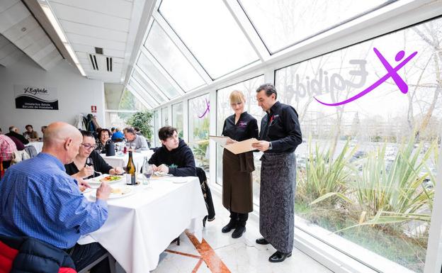 La alumna Agata Fryczek (18) recibe instrucciones del profesor de sala Juan Carlos Soria. 