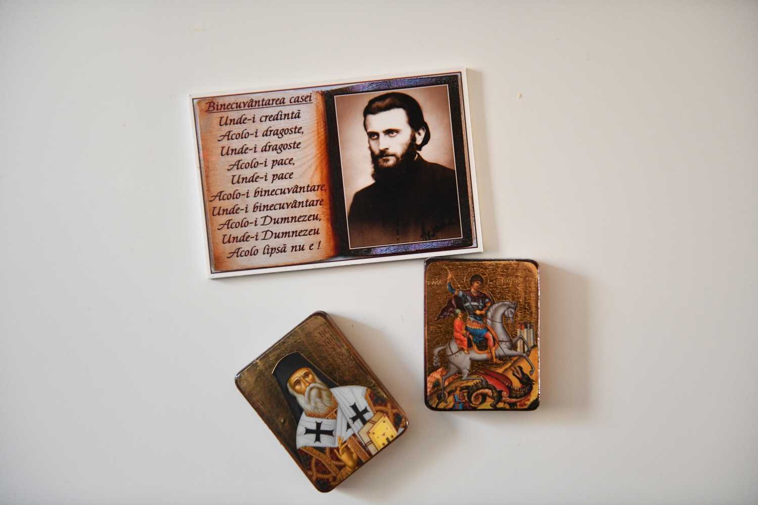 Cuadros religiosos que incluyen un retrato de Arsenie Boca, un monje ortodoxo rumano, teólogo y artista, cuelgan en la pared de la casa