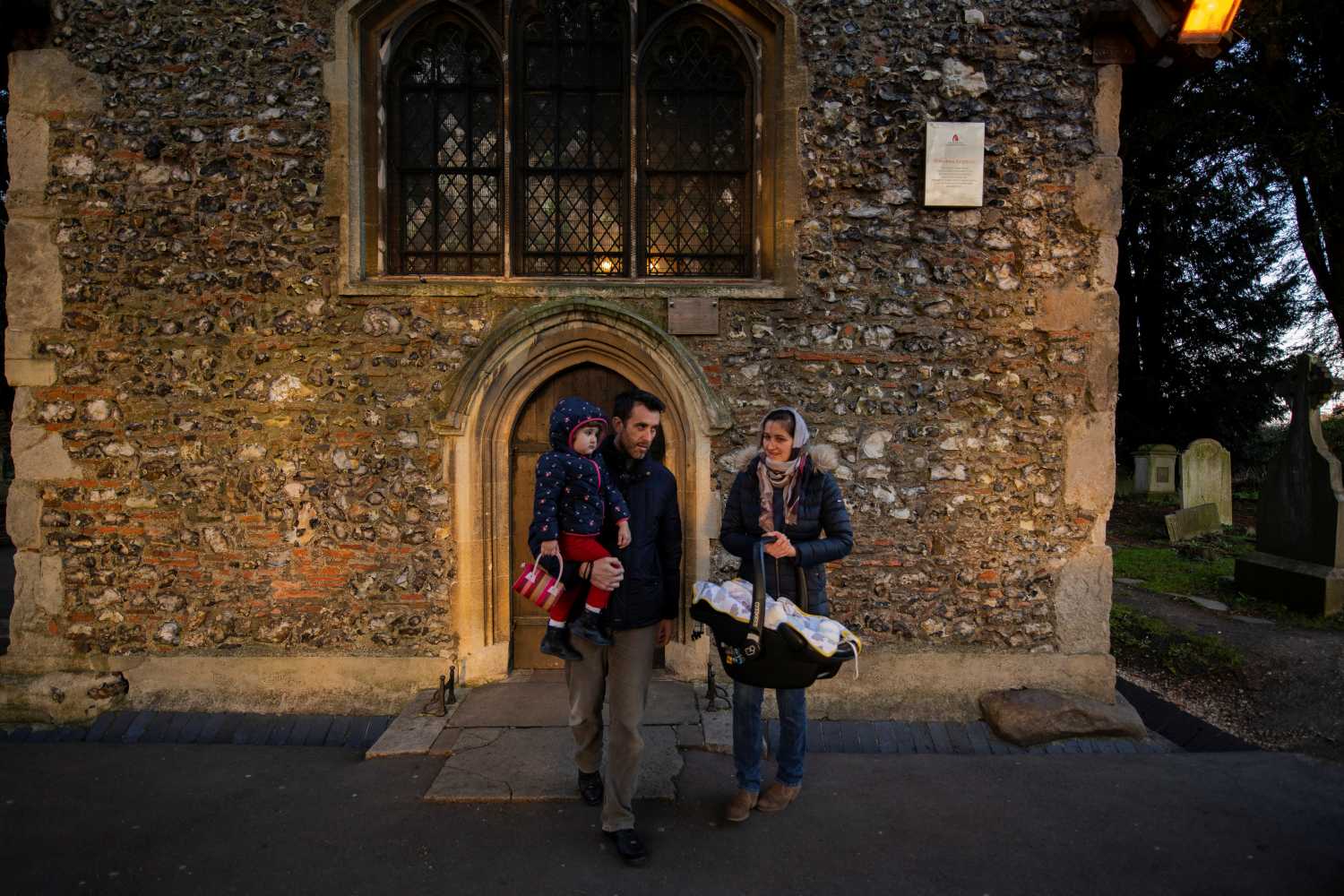 La familia saliendo de la iglesia de St. Andrews en Kingsbury