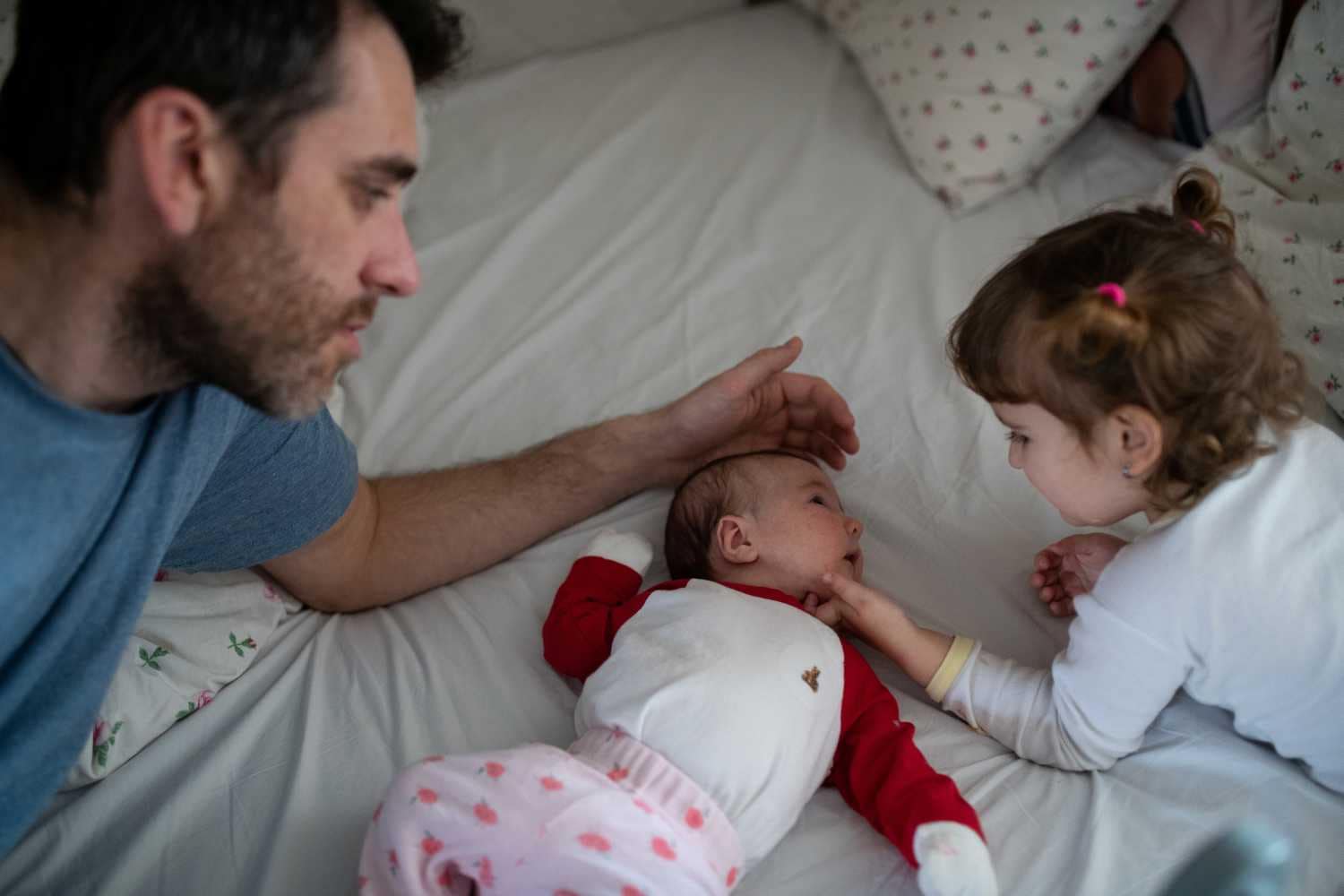 El padre, Adi,, mirando a sus dos hijas, Elena, de dos años y medio y la pequeña Ioana, de pocas semanas