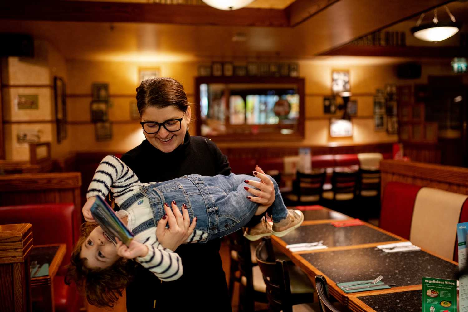 La hermana de Adi, Nicoleta, con sus sobrina en brazos en el restaurante donde han comido
