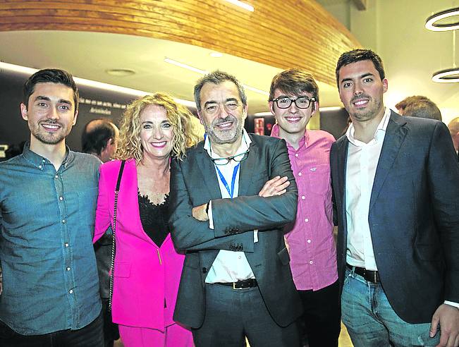 Amagoia Arrinda y Gorka Barrenetxea con sus hijos Haritz, Ander y Julen.