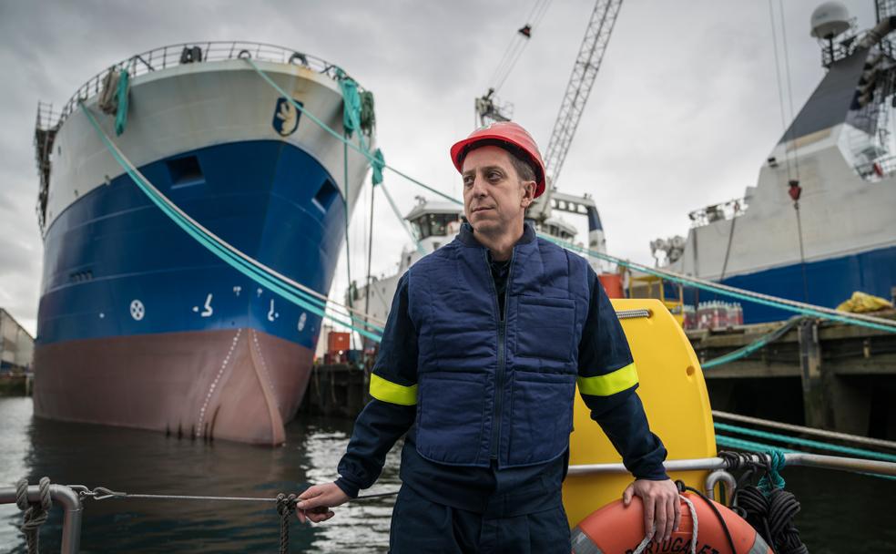 Tomás de Castro posa frente al 'Royal Greenland', un gambero congelador que faenará en el Ártico.