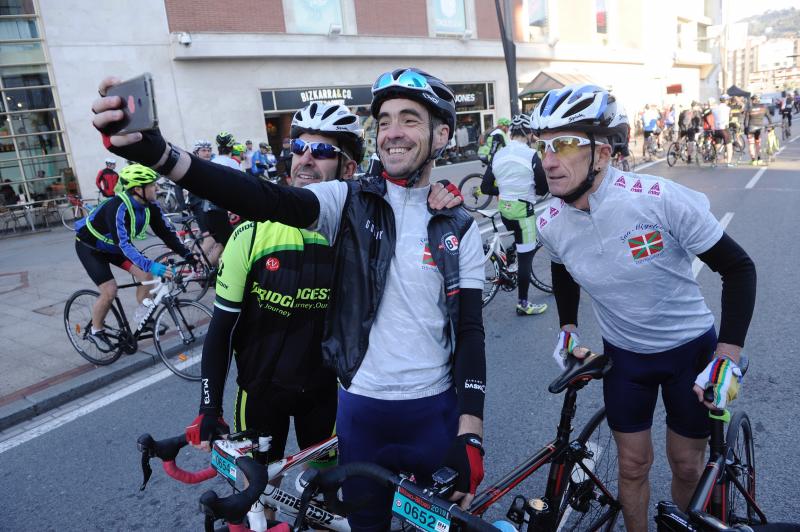 Los participantes de esta mítica prueba han tomado la salida a las 8 de la mañana y pueden completar hasta tres recorridos distintos.