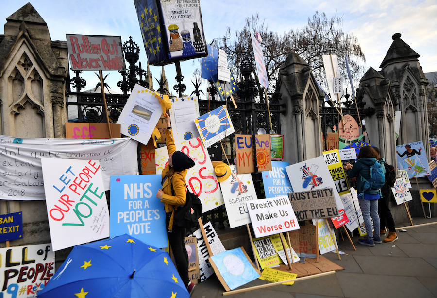 Un millón de británicos, según los organizadores, procedentes de las islas escocesas, de Bristol, Mánchester o Leeds se han manifestado por el centro de Londres para exigir que se celebre un segundo referéndum sobre el 'Brexit'.