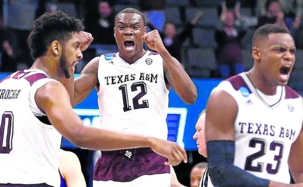 Jalen Jones (con el 12) celebra la histórica remontada que les llevó a ganar el partido después de dos prórrogas junto al pívot Tonny Trocha-Morelos y el escolta Danuel House.