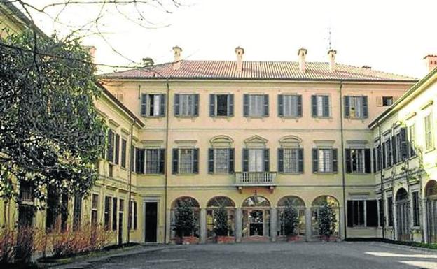 Imagen principal - 1. Palacete de Arcore, sede principal de los bunga bunga. | 2. Berlusconi, durante una fiesta en Villa Certosa, Cerdeña. | 3. Mujeres desnudas en Villa Certosa. 