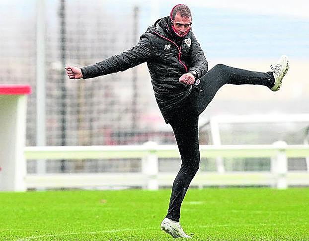 Garitano golpea un balón en un entrenamiento en Lezama.