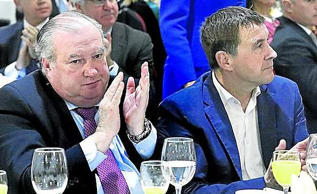 Arnado Otegi, hace varios días en un acto entre el presidente de Confebask, Roberto Larrañaga.