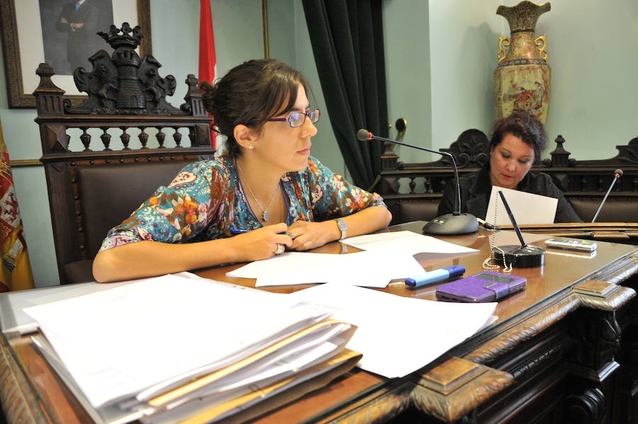 La secretaria del Consistorio jarrero toma notas, detrás de la alcaldesa Laura Rivado. 