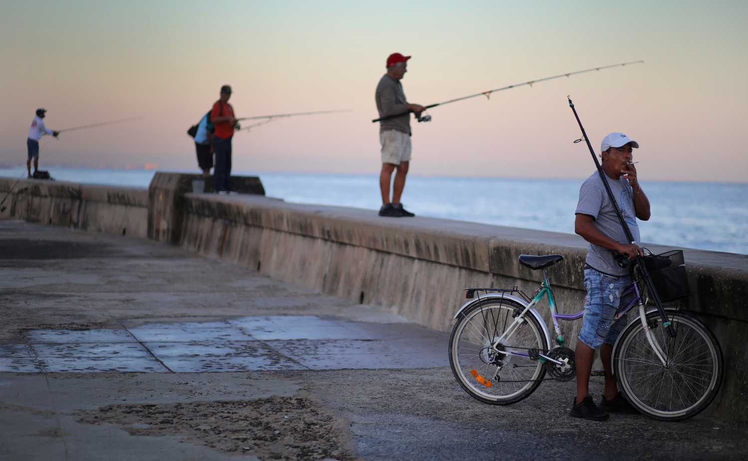 Hombres pescando en el famoso Malecón de la Habana, Cuba