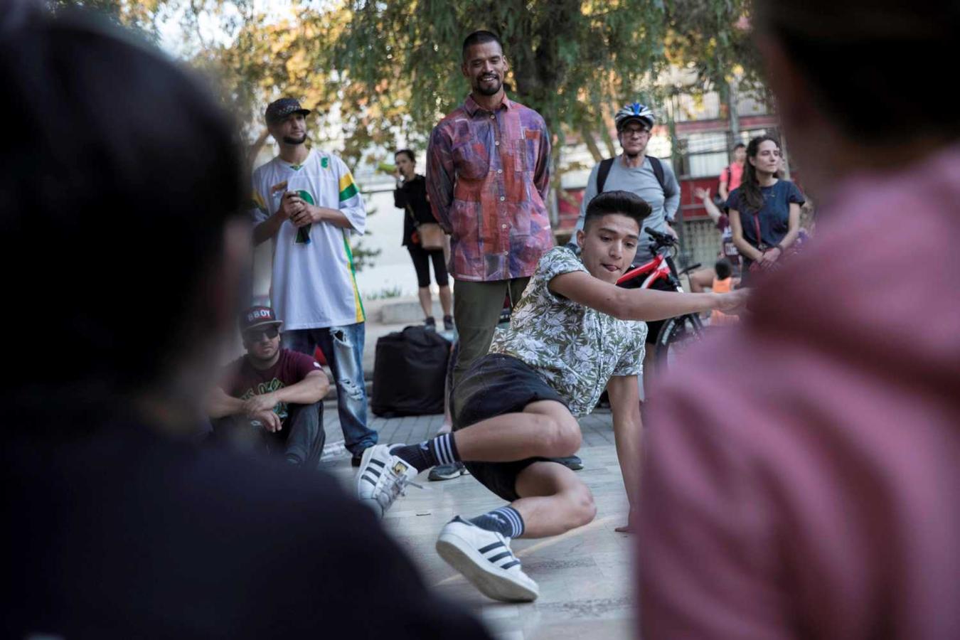 Un joven compite en un torneo abierto de Break Dance en el céntrico Parque Bustamante, en Santiago (Chile). 