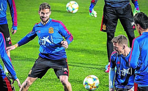 Iñigo Martínez e Iker Muniain, en un rondo en el primer día de concentración de La Roja en Madrid.
