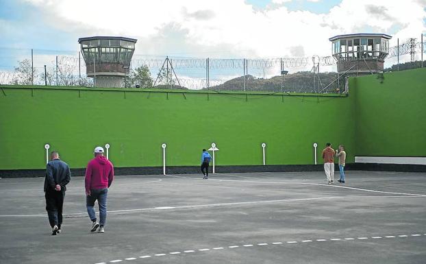 Reclusos pasean por el frontón ubicado en el interior de la prisión de Basauri.