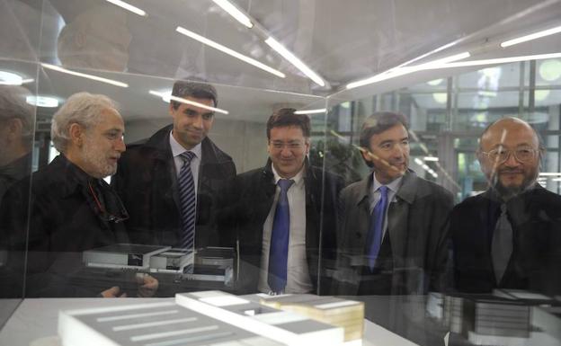 Mariano Bayón, Iñaki Prusilla, Patxi Lazcoz, José Ramón Villar y Yasuhisa Toyota contemplan la maqueta definitiva del BAI Center, en 2010.