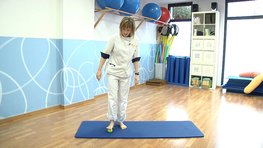 Maider Díaz muestra cómo relajar la planta del pie.