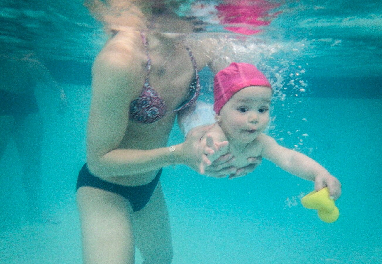 Maite sujeta bajo el agua a Irati, de 10 meses. No están bajo el agua más de tres segundos.